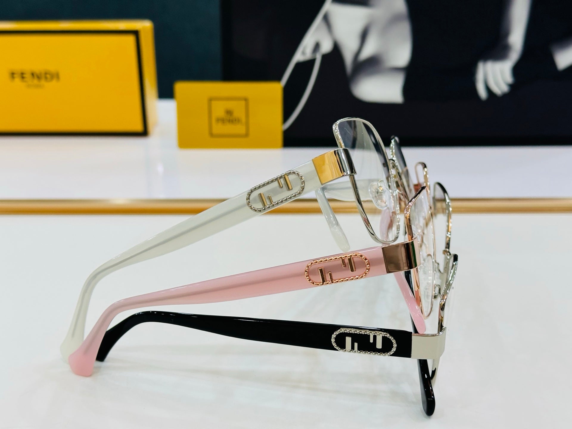 FENDI BAGUETTE SQUARE FRAME SUNGLASSES FE40051 IN METAL