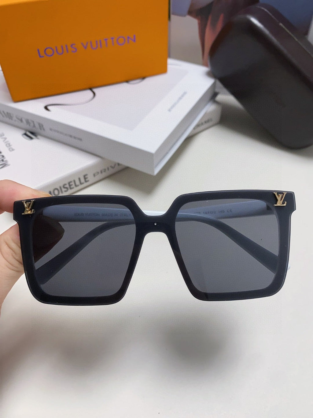 LOUIS VUITTON SQUARE SUNGLASSES 581369 IN WHITE ACETATE