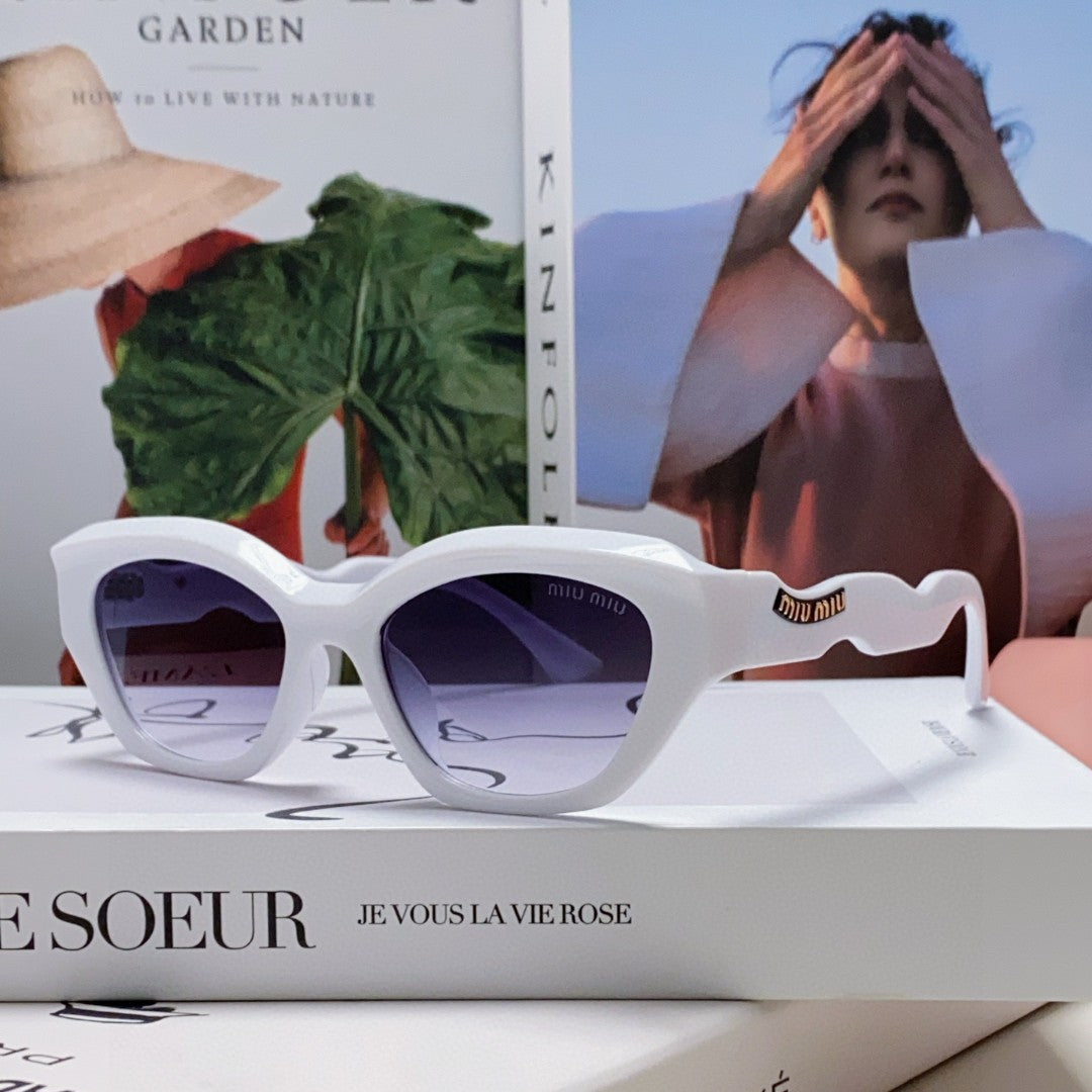 MIU MIU LOGO CAT EYE SUNGLASSES 513007 IN WHITE ACETATE WAVY FRAME
