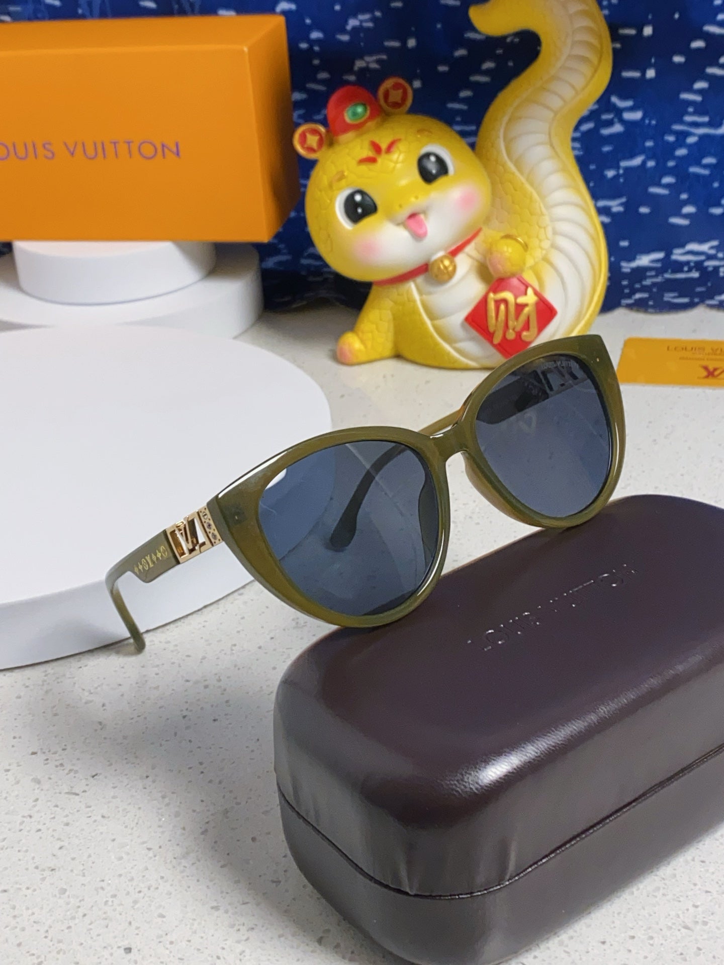 LOUIS VUITTON CAT EYE SUNGLASSES 567469 IN GREEN CLEAR ACETATE