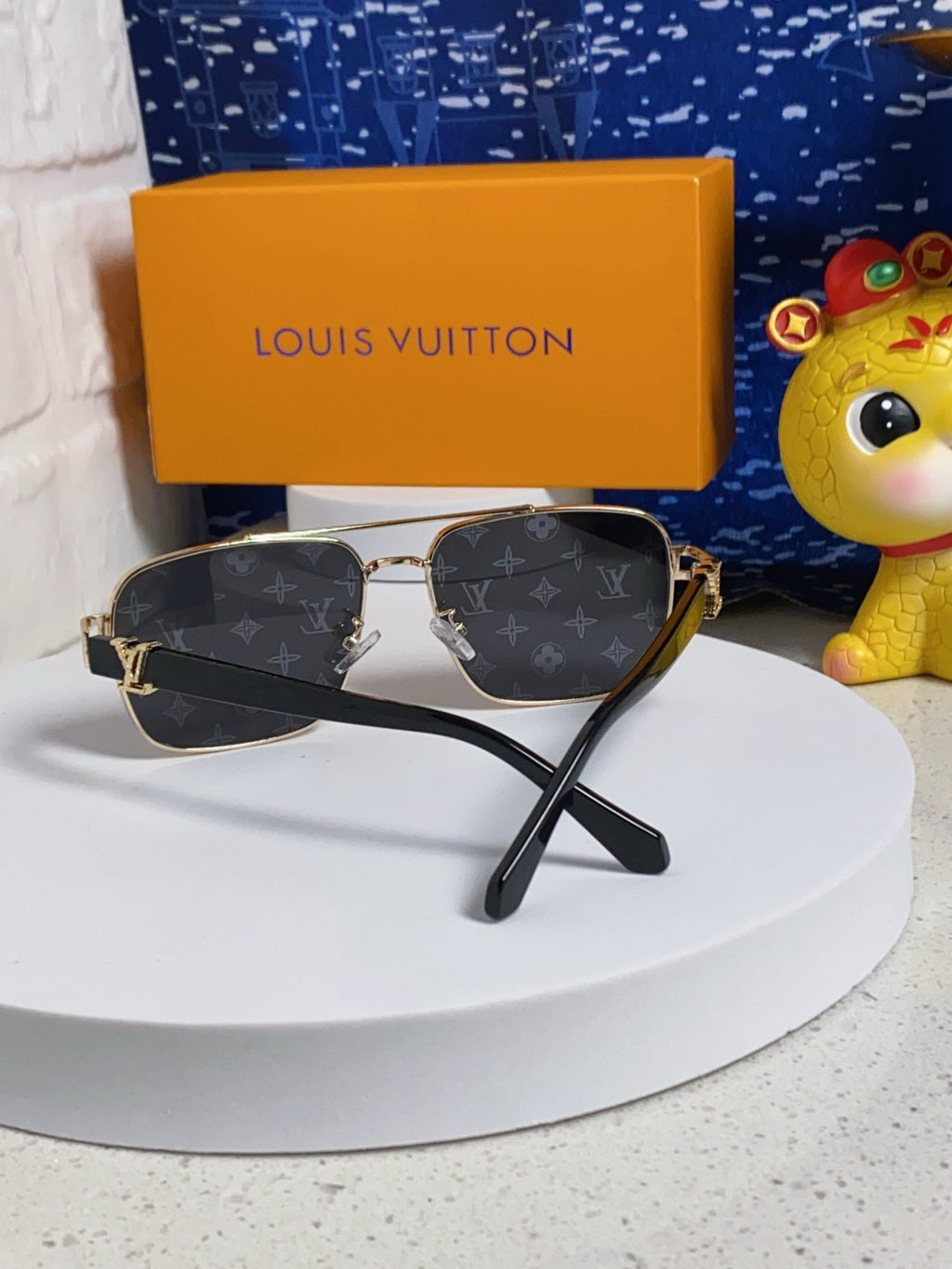 LOUIS VUITTON SIGNATURE SQUARE SUNGLASSES 567473 IN GOLD METAL MONOGRAM ON LENSES