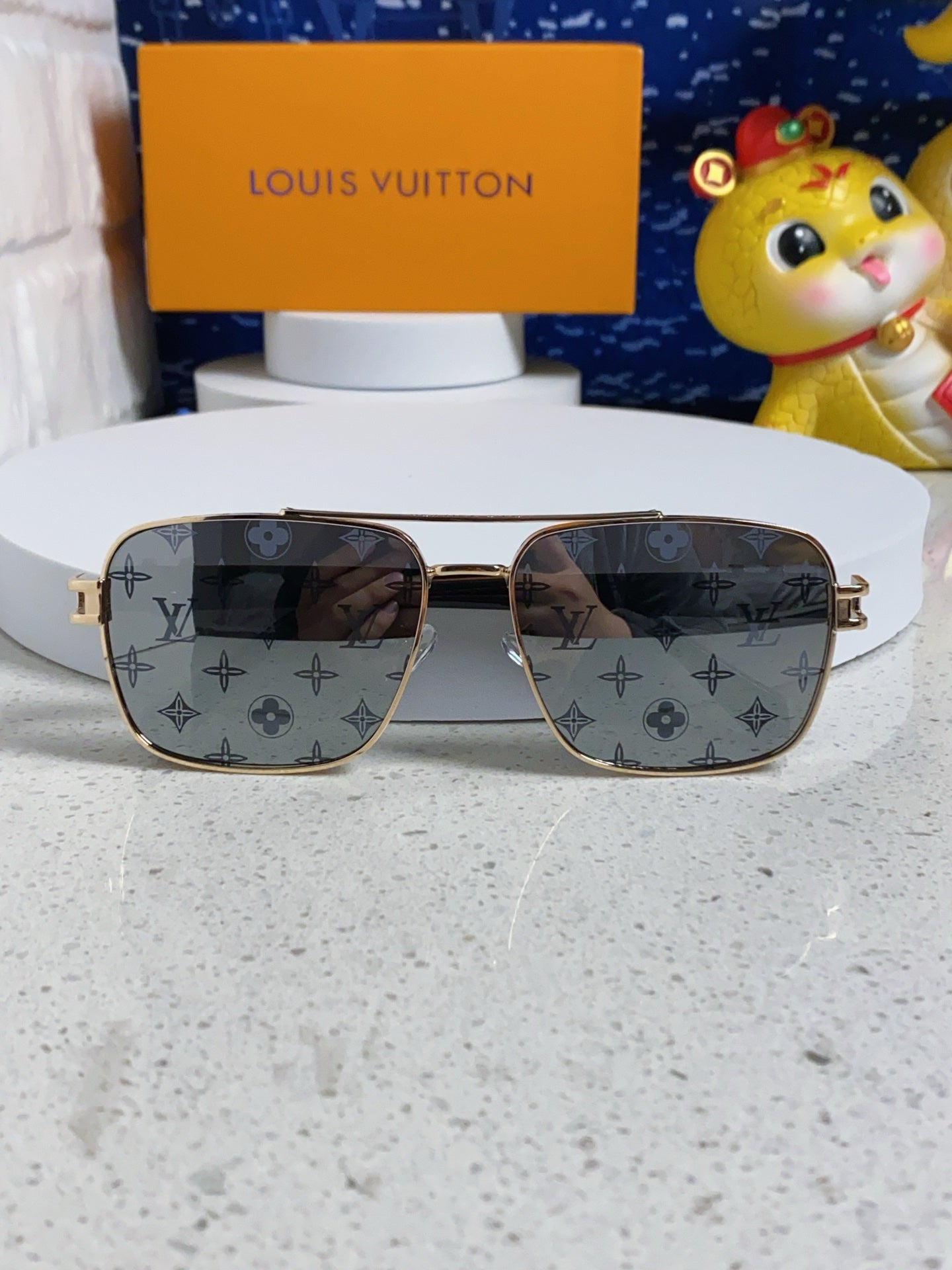 LOUIS VUITTON SIGNATURE SQUARE SUNGLASSES 567473 IN GOLD METAL MONOGRAM ON LENSES