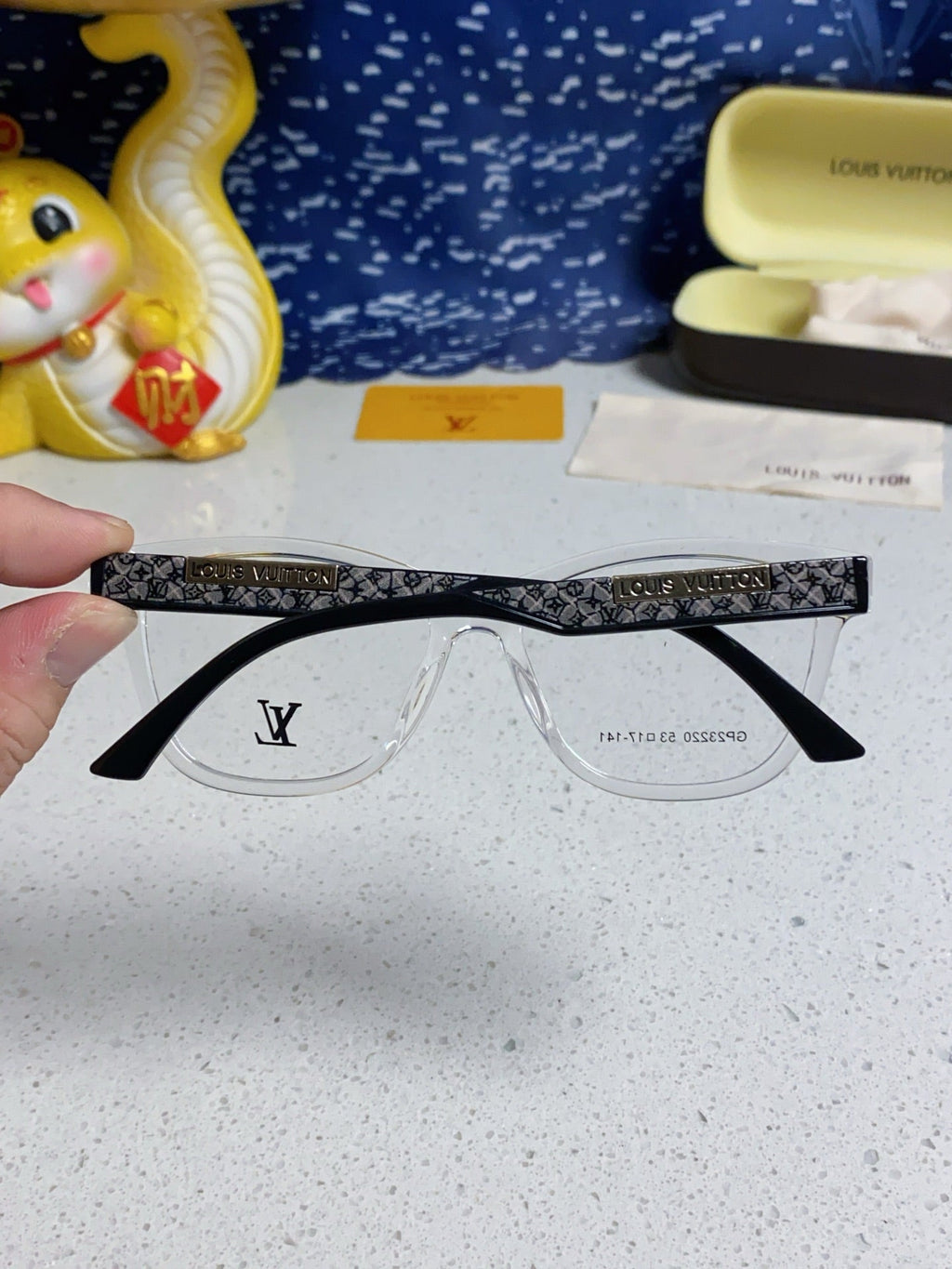 LOUIS VUITTON CAT EYE SUNGLASSES 570278 IN CLEAR ACETATE EMBOSSED LOGO