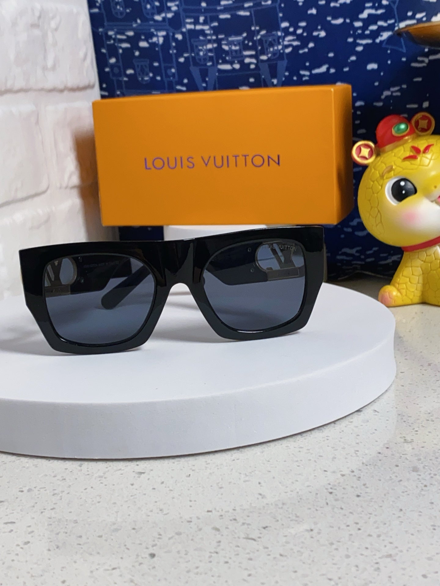 LOUIS VUITTON LINK SQUARE SUNGLASSES 570276 IN BLACK ACETATE GOLD LOGO