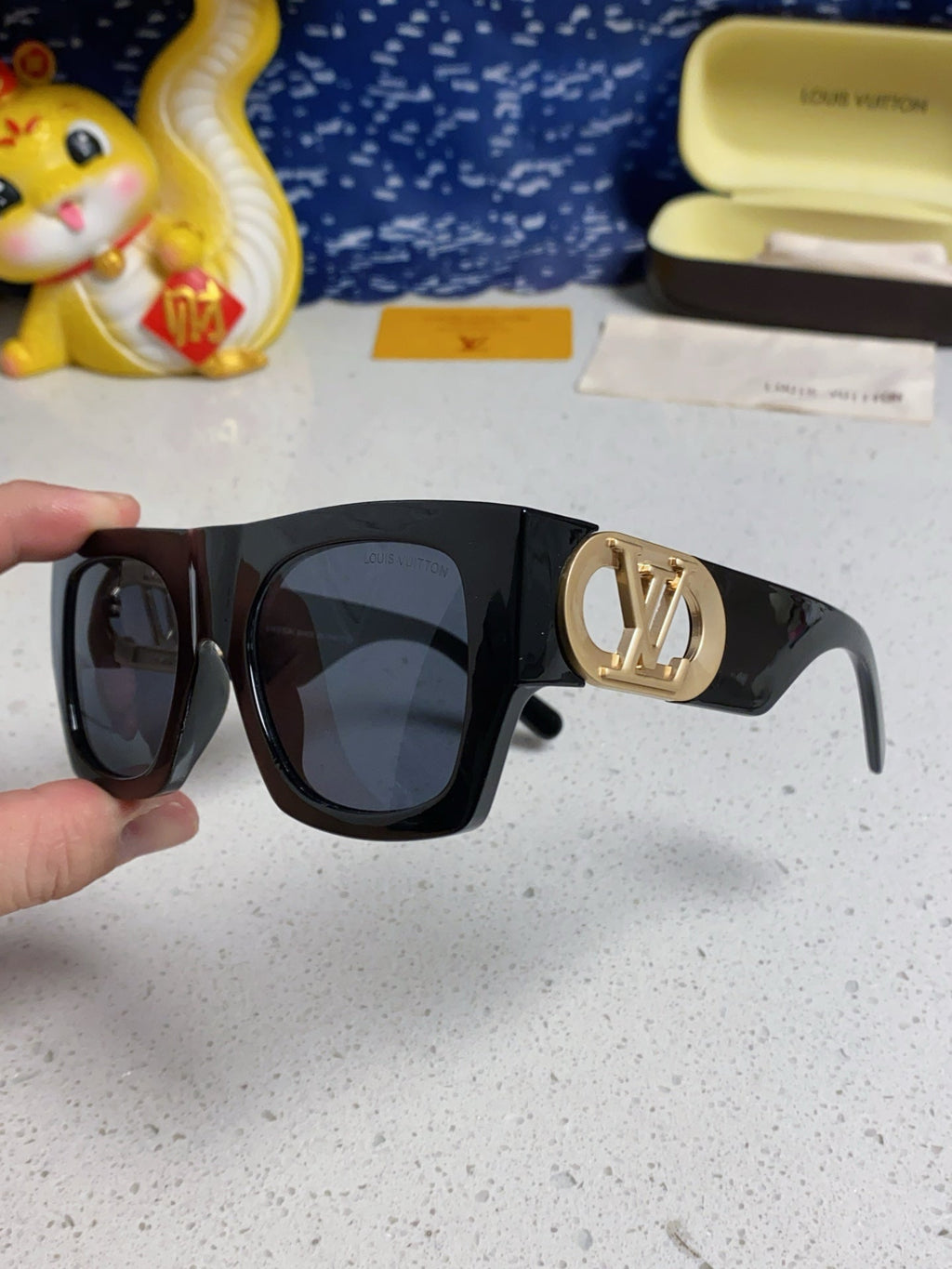LOUIS VUITTON LINK SQUARE SUNGLASSES 570276 IN BLACK ACETATE GOLD LOGO