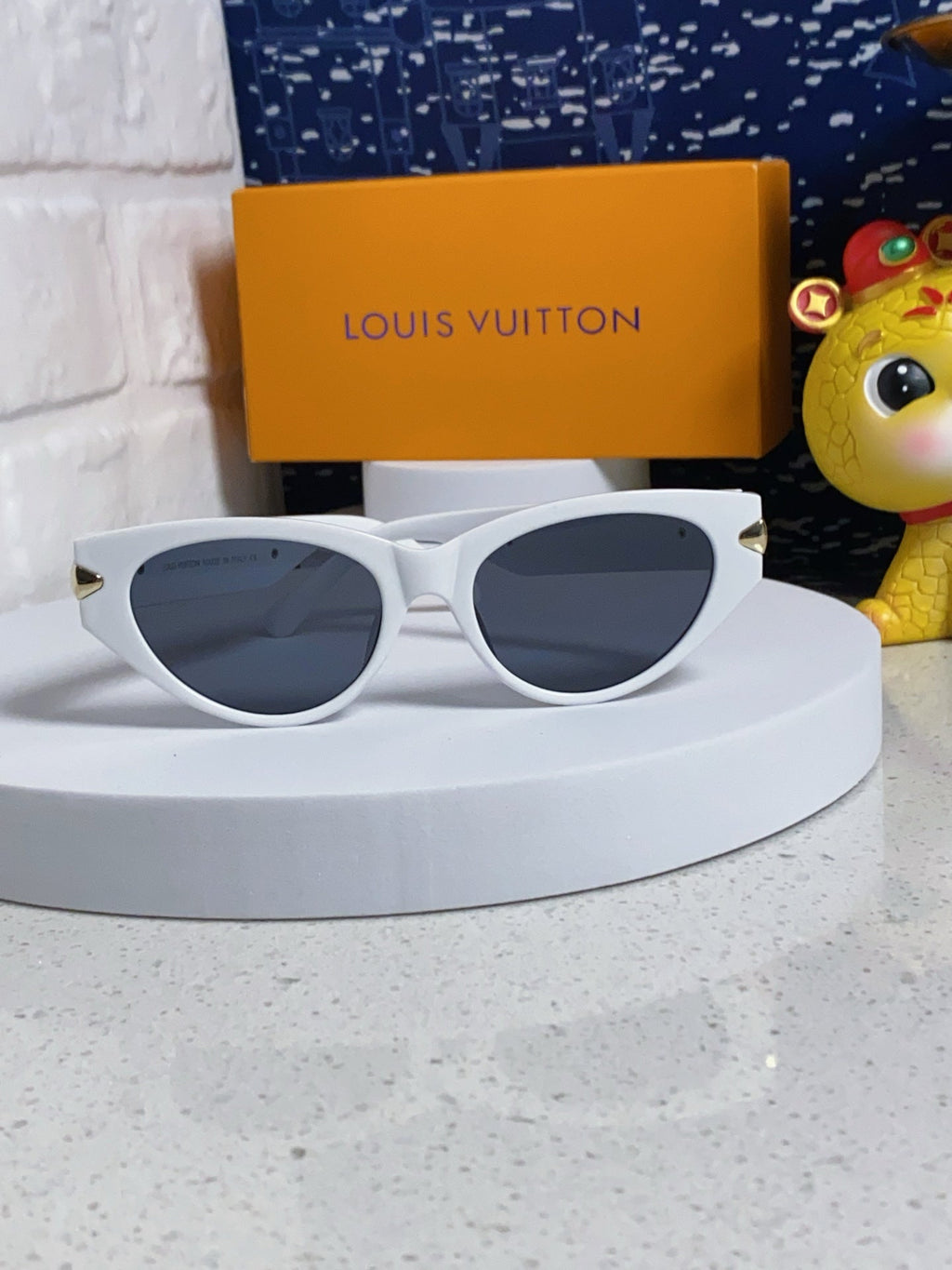 LOUIS VUITTON CAT EYE SUNGLASSES 576885 IN WHITE AND GOLD ACETATE