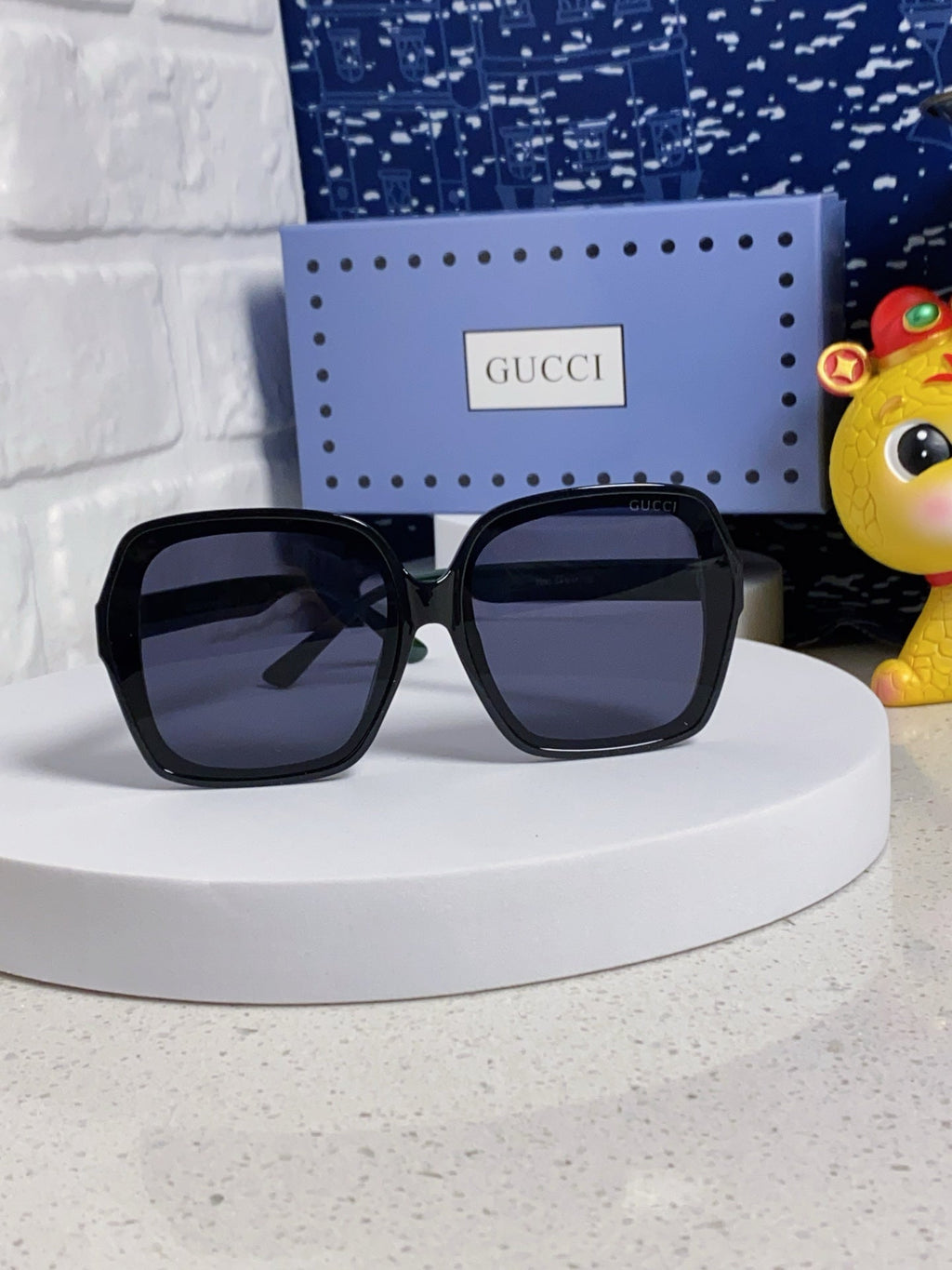 GUCCI SQUARE FRAME SUNGLASSES 573309 IN ACETATE EMBOSSED LOGO