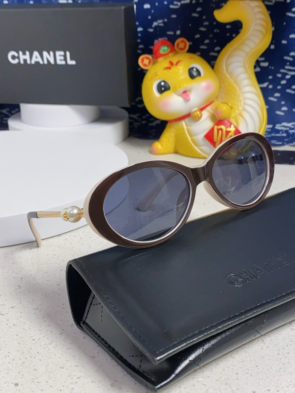 CHANEL OVAL SUNGLASSES 640343 IN IVORY BROWN ACETATE METAL FRAME EMBOSSED PEARL