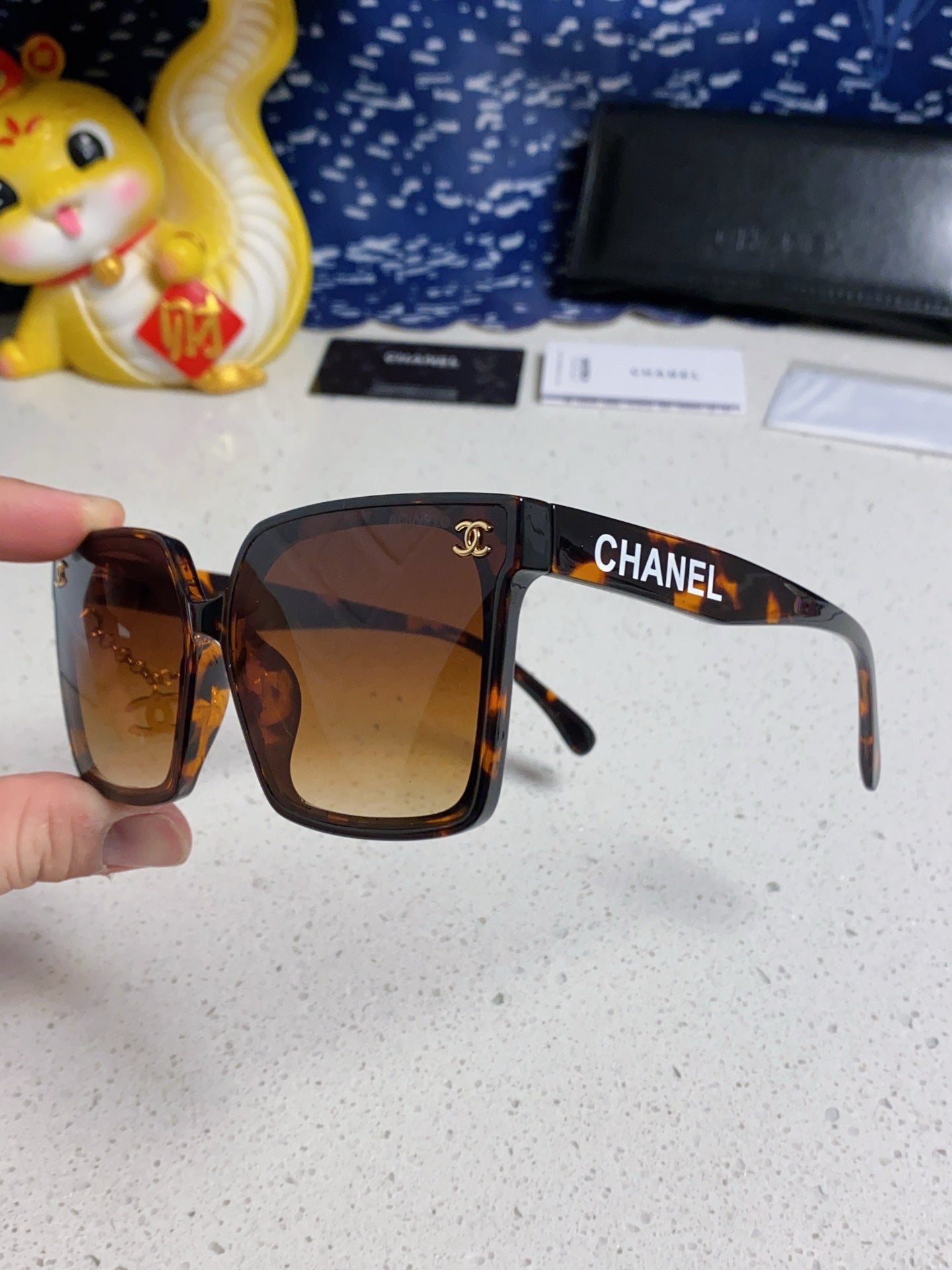 CHANEL SQUARE SUNGLASSES 641809 IN HAVANA ACETATE GOLD CHAIN