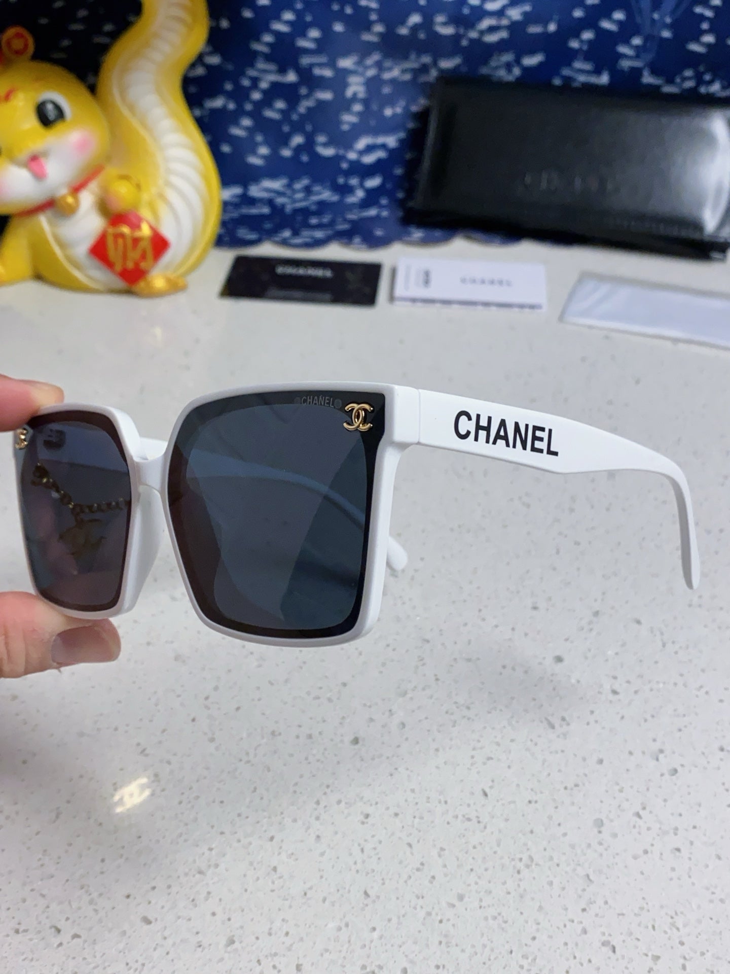 CHANEL SQUARE SUNGLASSES 641811 IN WHITE ACETATE GOLD CHAIN