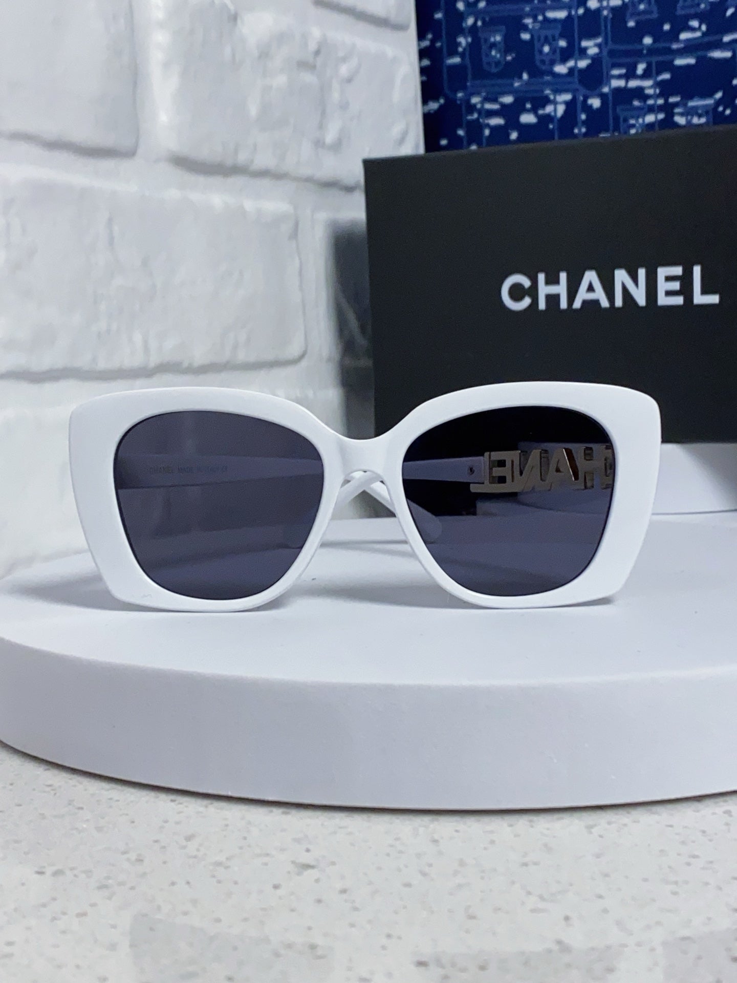 CHANEL BUTTERFLY SUNGLASSES 641814 IN WHITE ACETATE GOLD METAL LOGO