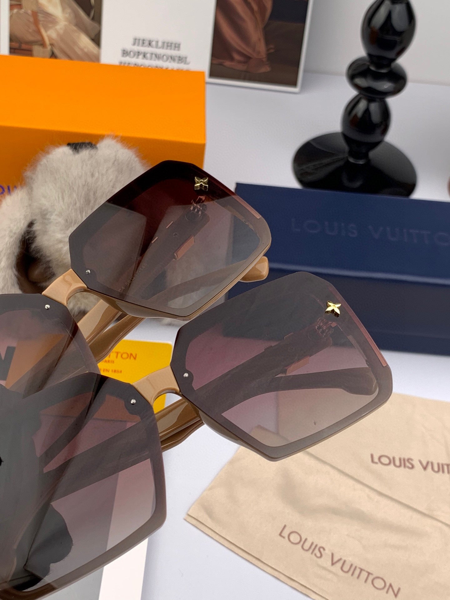 LOUIS VUITTON SQUARE SUNGLASSES L8148 IN ACETATE